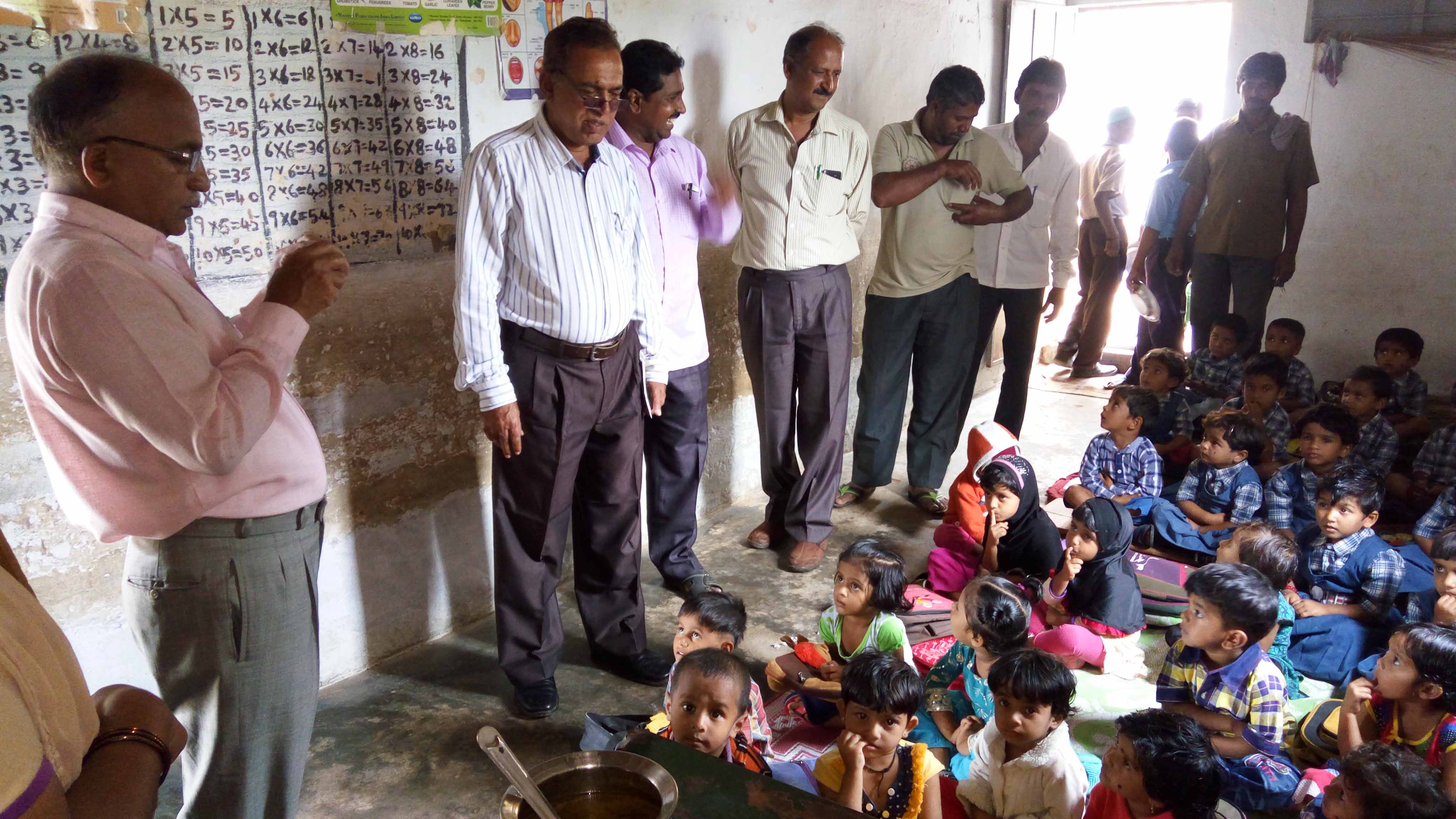 ಅಪಾಯದಂಚಿನ ಶಾಲೆಗೆ ಅಧಿಕಾರಿಗಳ ದೌಡು